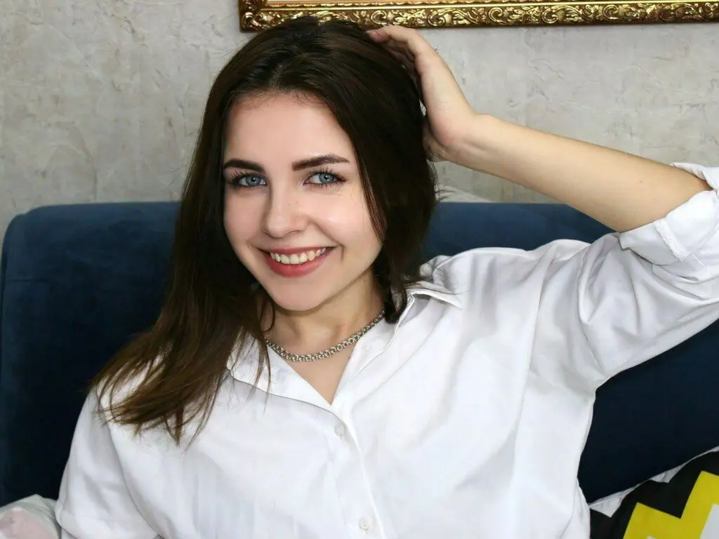 CarolBloom's live cam